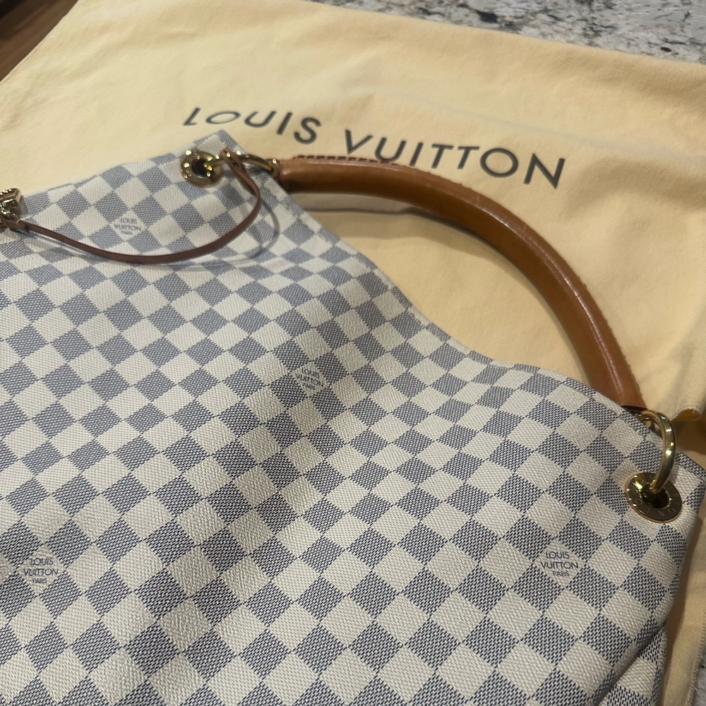 Louis Vuitton Artsy MM bag. Barely used!! - Picture 16 of 17